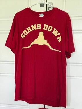 unisex short sleeve horns down graphic tee in red